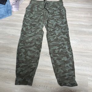 Lululemon Athletica Green Camouflage Joggers size 4